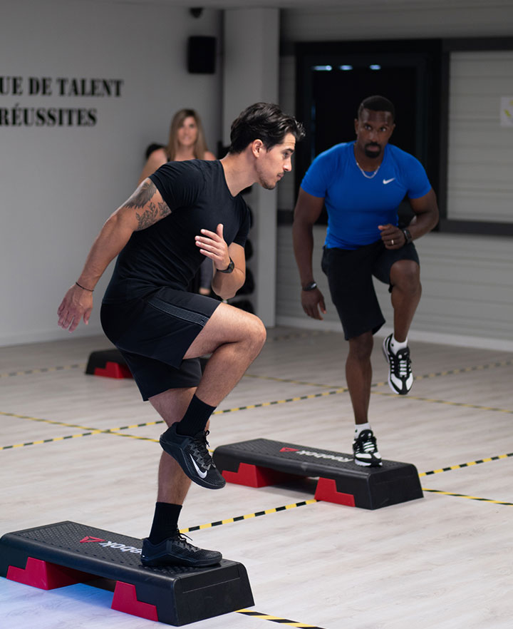 Salle de sport moderne avec équipements de pointe